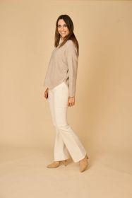 Beige afgeronde pull met knopen opzij Anneclaire