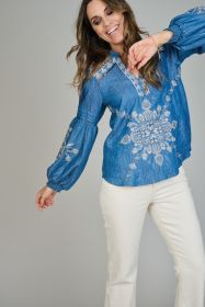 Blauwe jeansbloes met beige broderie