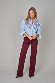 Lichtblauwe gestreepte bloes met bordeaux broderie en lasergaatjes Caroline Biss