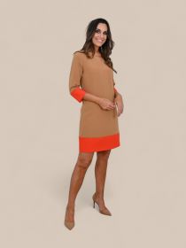 Camel kleed met oranje boord Léonie de Paris