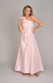 Roze kleed in glanzende stof met 1 blote schouder en bloem op andere schouder Linea Raffaelli