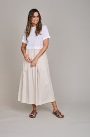 Kleed met beige rok en witte T-shirt Peserico