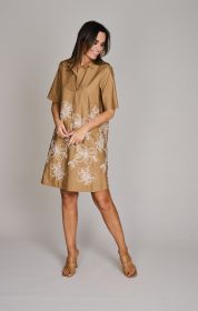 Beige kleed met witte bloemenbroderie Rosso 35