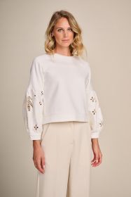 Ecru sweater met lasergaatjes en broderie bloem en palmboom op de mouwen Due Amanti