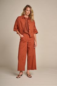 Roestkleurige broek met grote zakken vooraan Due Amanti