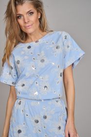 Lichtblauwe bloes met beige bloemen Léonie de Paris