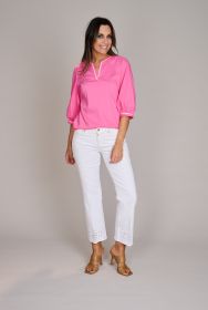 Fuchsia bloes met zachtroze zigzag boord aan hals en mouwen Léonie de Paris