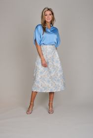 Lichtblauwe V-hals bloes met split in de mouw Léonie de Paris