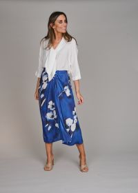 Blauwe rok met witte bloemen Caroline Biss