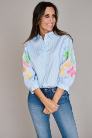 Lichtblauw gestreepte bloes met multicolor bloemenbroderie op de mouwen Atmos