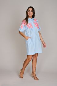 Lichtblauw hemdkleed met coraal broderie bovenaan Senso