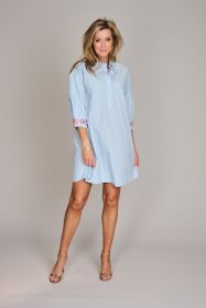 Lichtblauw kleed met speciale mouw en pailletten op manchette Senso