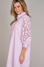 Roze gestreept hemdkleed met broderie op de mouw Senso