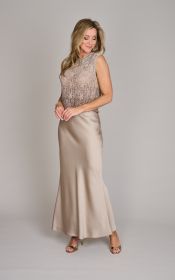 Beige satijnen rok D. Exterior