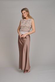 Bruine satijnen rok D. Exterior