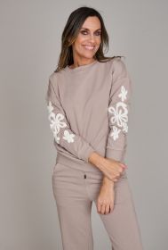 Taupe sweater met witte bloemen op de mouwen Margittes