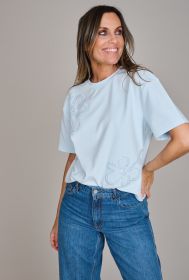 Lichtblauwe fijne sweater met ton-sur-ton bloemen Margittes