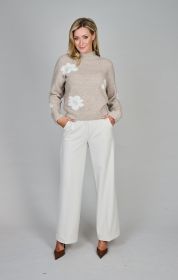 Beige rolkraagpull met ecru bloemen Anneclaire