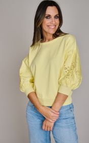 Gele pull met broderie op de mouw Senso