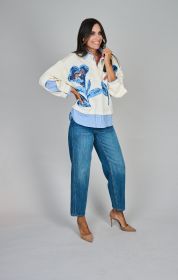 Ecru pull met lichtblauwe bloemenprint en bloes Caroline Biss