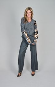 Grijze V-hals pull met bruine fantasie op mouwen Caroline Biss